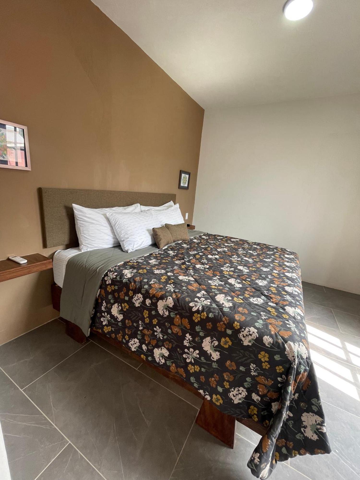 Quinta La Perla Hostel Гуадалахара Екстериор снимка